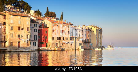 Rovigno, Istria, Croazia, Old Town city view all'orario di alba Foto Stock