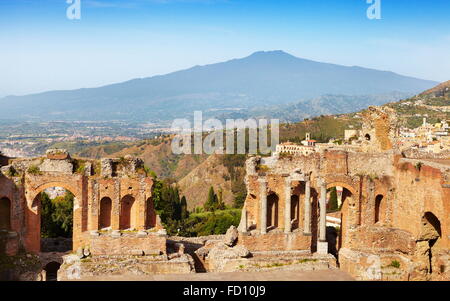 Il Teatro Greco di Taormina, Etna Vulcano a distanza, Sicilia, Italia Foto Stock