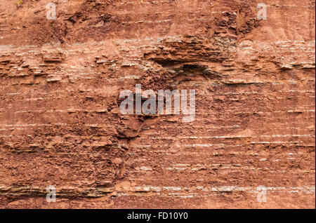 Rosso argilla sedimentaria di sfondo chiaro e scuro strati, con erosione e sbriciolamento area. Foto Stock