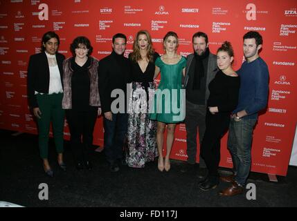 Park City, UT, STATI UNITI D'AMERICA. 26 gen, 2016. Meera Menon, Amy Fox, David Alan Blasche, Alysia Reiner, Sarah Megan Thomas, James Purefoy, Sophie von Haselberg, Roe Hartrampf presso gli arrivi di equità Premiere al Sundance Film Festival 2016, Biblioteca Centro Teatro, Park City, UT 26 gennaio 2016. Credito: James Atoa/Everett raccolta/Alamy Live News Foto Stock