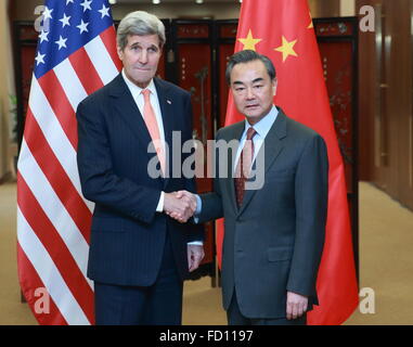 Pechino, Cina. 27 gennaio, 2016. Il ministro degli Affari Esteri cinese Wang Yi (R) scuote le mani con U.S. Il segretario di Stato John Kerry a Pechino Capitale della Cina, Gennaio 27, 2016. Credito: Ding Hai-tao/Xinhua/Alamy Live News Foto Stock