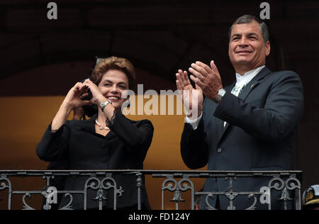 Quito, Ecuador. 26 gen, 2016. Al Presidente del Brasile Dilma Rousseff (L) e Ecuadoran Presidente Rafael Correa salutare i residenti dal Palazzo Carondelet a Quito, Ecuador, a gennaio 26, 2016. Rafael Correa ha accolto con favore il martedì Dilma Rousseff a Palazzo Carondelet per analizzare la relazione bilaterale argomenti. Credito: Santiago Armas/Xinhua/Alamy Live News Foto Stock