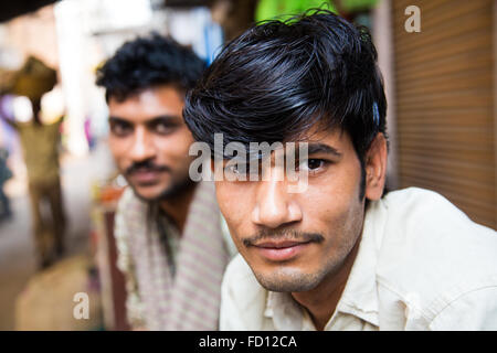 Gli uomini locali nella Vecchia Delhi, New Delhi, India Foto Stock