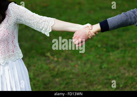 Ragazza ragazzo tira la mano su sfondo verde Foto Stock