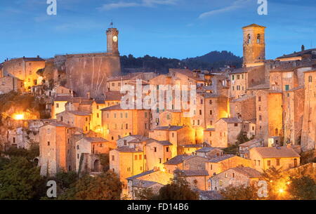 Vista serale ot Sorano, Toscana, Italia Foto Stock