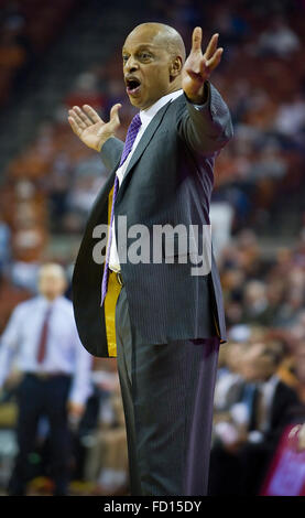 Austin, TX, Stati Uniti d'America. 26 gen, 2016. TCU Head Coach Trent Johnson in azione durante il NCAA di pallacanestro degli uomini di gioco tra il Texas a Frank Erwin Center di Austin, TX. Mario Cantu/CSM/Alamy Live News Foto Stock