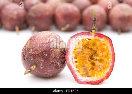 Frutti della passione con due anteriori su sfondo bianco Foto Stock