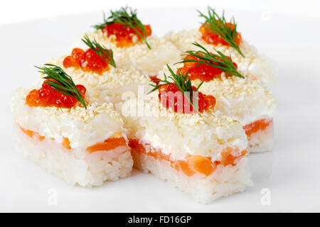 Maki Sushi con salmone e caviale rosso. Messa a fuoco selettiva Foto Stock