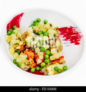 Preparazione di insalata di bietole, patate, piselli verdi e sottaceti, insalata russa Foto Stock