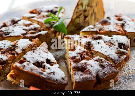 Autentica pan di spagna con uvetta e cannella e mele. Mattina illuminazione atmosferica, alla moda locale alla moda soft focus. Foto Stock