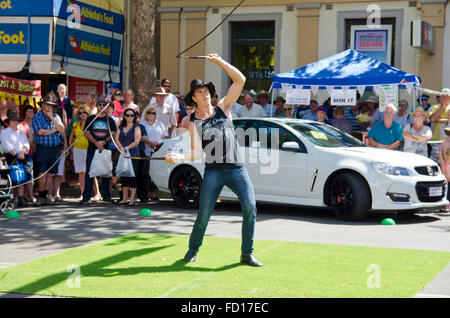 Whip Cracking detentore del record mondiale Nathan Griggs eseguendo a Tamworth Country Music Festival Foto Stock