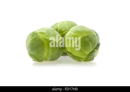 Fresche biologiche i cavoletti di Bruxelles isolato su bianco Foto Stock