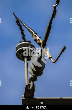 Linee elettriche ad alta tensione contro il cielo blu chiaro Foto Stock