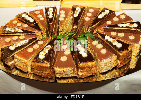 Autentica Shortcake torta, foglie di menta su di una piastra speculare, buffet. Mattina illuminazione atmosferica, trendy moda spot focu morbido Foto Stock