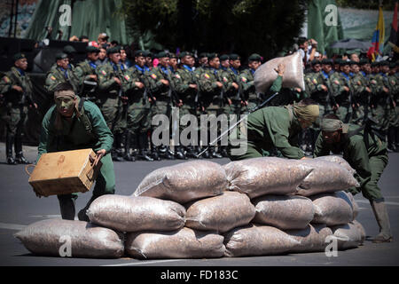 Quito, Ecuador. 26 gen, 2016. Soldati di prendere parte alla parata per contrassegnare la commemorazione del 21 anniversario del Cenepa guerra contro il Perù nel 1995 a Quito, Ecuador, Gennaio 26, 2016. © Santiago Armas/Xinhua/Alamy Live News Foto Stock