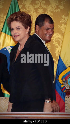 Quito, Ecuador. 26 gen, 2016. Al Presidente del Brasile Dilma Rousseff (L) e Ecuador il presidente Rafael Correa assistere ad una conferenza stampa congiunta a confererence Carondelet Palace a Quito, Ecuador, Gennaio 26, 2016. Rafael Correa ha accolto favorevolmente Dilma Rousseff a Palazzo Carondelet martedì. Credito: Santiago Armas/Xinhua/Alamy Live News Foto Stock