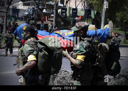 Quito, Ecuador. 26 gen, 2016. Soldati di prendere parte alla parata per contrassegnare la commemorazione del 21 anniversario del Cenepa guerra contro il Perù nel 1995 a Quito, Ecuador, Gennaio 26, 2016. © Santiago Armas/Xinhua/Alamy Live News Foto Stock