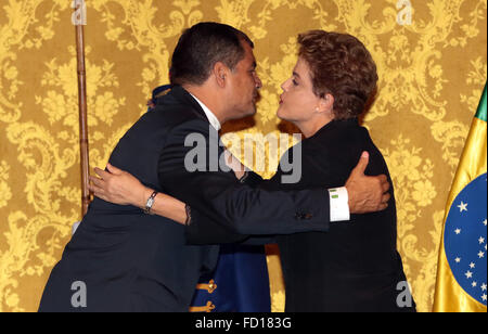 Quito, Ecuador. 26 gen, 2016. Al Presidente del Brasile Dilma Rousseff (R) e Ecuador il presidente Rafael Correa salutare ogni altro durante una conferenza stampa congiunta a confererence Carondelet Palace a Quito, Ecuador, Gennaio 26, 2016. Rafael Correa ha accolto favorevolmente Dilma Rousseff a Palazzo Carondelet martedì. Credito: Santiago Armas/Xinhua/Alamy Live News Foto Stock