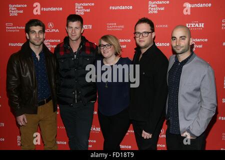 Park City, UT, STATI UNITI D'AMERICA. 26 gen, 2016. David Bernon, Paolo Bernon, Mel Eslyn, Sam Slater, Sev Ohanian presso gli arrivi per l'intervento Premiere al Sundance Film Festival 2016, Il Eccles Centro per le Arti dello Spettacolo, Park City, UT 26 gennaio 2016. Credito: James Atoa/Everett raccolta/Alamy Live News Foto Stock