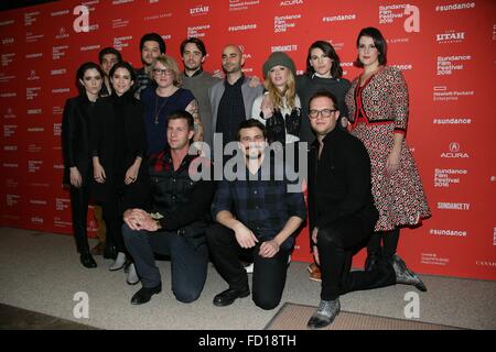 Park City, UT, STATI UNITI D'AMERICA. 26 gen, 2016. Tegan Quin, David Bernon, Sara Quin, David Ben Schwartz, Mel Eslyn, Vincent Piazza, Paolo Bernon, Jason Ritter, Natasha Lyonne, Clea Duvall, Sam Slater, Melanie Lynskey presso gli arrivi per l'intervento Premiere al Sundance Film Festival 2016, Il Eccles Centro per le Arti dello Spettacolo, Park City, UT 26 gennaio 2016. Credito: James Atoa/Everett raccolta/Alamy Live News Foto Stock