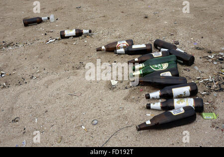 Le bottiglie da birra vuote abbandonati littering la spiaggia di Pattaya Thailandia. Foto Stock