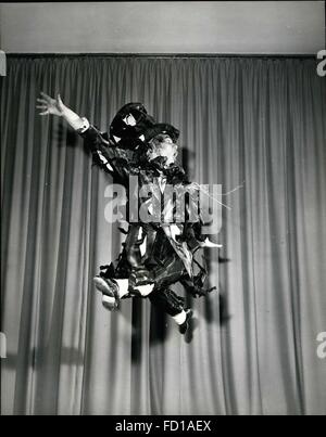 1976 - Keith Beckett come ''The Mad Hatter'' esegue uno dei suoi tanti salti.: ''Alice in Wonerland'' nuovo Festival Ballet, londinese di Balletto Festival è l'apertura della sua nuova stagione presso la Royal Festival Hall con una Premiere mondiale del nuovo ballet ''Alice nel Paese delle Meraviglie", un balletto in due atti. La coreografia è di Michael Charnley, musica da Giuseppe Horovitz e il decor di Kenneth Rowll. I tre autori di questo balletto sono tutti giovani uomini, la primogenita essendo solo 26. Ballare la parte della ''Alice" è piuttosto Belinda Wright e i severi parte della ''Il papà Hatter'' è ballato da Keith Beckett. (Credito immagine: Foto Stock