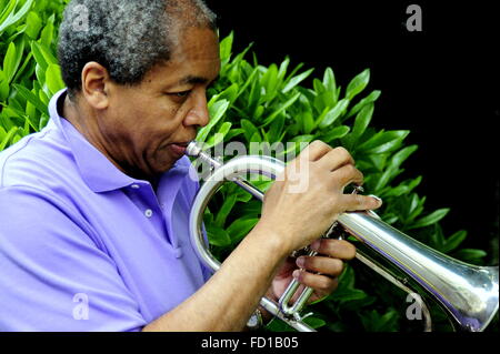 Musicista jazz soffiaggio. Foto Stock
