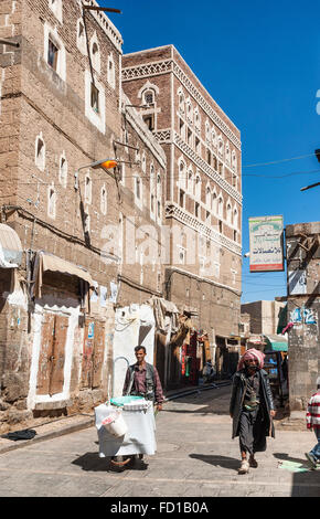 Strada di sanaa città vecchia in Yemen Foto Stock