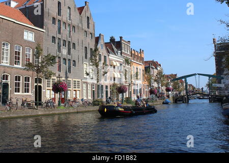 Barca con i turisti in Oude Rijn canale nel centro storico di Leiden, Paesi Bassi Foto Stock