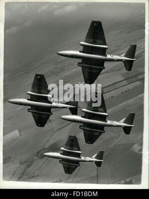 1956 - Precisione battenti al suo meglio. Questi Canbera T.4 jet formatori di n. 231 operativa Unità di conversione, R.A.F. Bassingbourn, Cambs., stanno preparando una wing-over per l'aria di Coventry Pageant, che avviene a Baginton Sabato, Luglio 21st. Questa formazione è guidato da Squadron Leader, F.P. ( ) Johnnie Walker, A.F.C., di Waikato, Nuova Zelanda. Luglio 1956 © Keystone Pictures USA/ZUMAPRESS.com/Alamy Live News Foto Stock