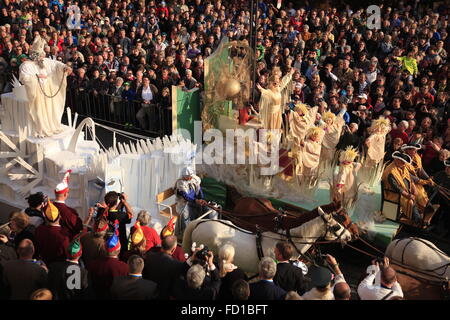 Carrozza a cavalli con estate e inverno, Sommergewinn festival, Eisenach, Turingia, Germania Foto Stock