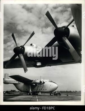 1956 - i sostegni più grande per il trasporto di più volare con la Royal Air Force è la Gran Bretagna più grande del trasporto aereo, il 100-piedi-lungo Blackburn Beverley prima British Aircraft progettato specialmente per la caduta di pesanti attrezzature militari da paracadute. Il piano può essere utilizzato anche come vettore di truppa o Air Ambulance. Nonostante le sue dimensioni, essa può funzionare da mille anni di piste e può "flottazione verso il basso per terra quasi in elicottero in modo simile. Esso è alimentato da quattro Bristol Centauro motori. Mostra immagine: Uno Beverly mostra le sue eliche, 16 ft. 6. in diametro e la più grande prodotta dall'impresa britannica di de Foto Stock