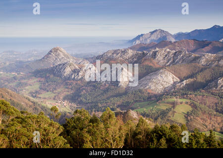 Viste da El Fitu viewer, Asturias, Spagna. Foto Stock