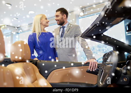 Coppia felice l'acquisto di auto in auto show o salon Foto Stock