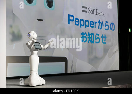 Tokyo, Giappone. Il 27 gennaio, 2016. SoftBank il robot umanoide Pepe appare durante una conferenza stampa . Dal 22 Febbraio oltre 500 società in cui il robot è già al lavoro sarà in grado di scaricare il pepe applicazioni utili per il loro business. Credito: Aflo Co. Ltd./Alamy Live News Foto Stock