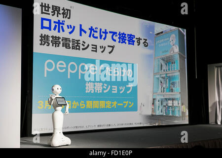 Tokyo, Giappone. Il 27 gennaio, 2016. SoftBank il robot umanoide Pepe appare durante una conferenza stampa . Dal 22 Febbraio oltre 500 società in cui il robot è già al lavoro sarà in grado di scaricare il pepe applicazioni utili per il loro business. Credito: Aflo Co. Ltd./Alamy Live News Foto Stock