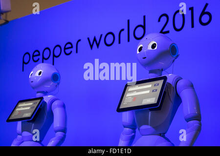 Tokyo, Giappone. Il 27 gennaio, 2016. SoftBank del robot umanoide Pepe eseguire durante il ''Pepe Mondo 2016'' . Dal 22 Febbraio oltre 500 società in cui il robot è già al lavoro sarà in grado di scaricare il pepe applicazioni utili per il loro business. Credito: Aflo Co. Ltd./Alamy Live News Foto Stock