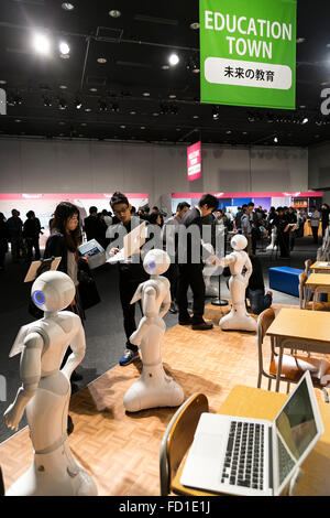 Tokyo, Giappone. Il 27 gennaio, 2016. SoftBank del robot umanoide Pepe sul display al ''Pepe Mondo 2016'' . Dal 22 Febbraio oltre 500 società in cui il robot è già al lavoro sarà in grado di scaricare il pepe applicazioni utili per il loro business. Credito: Aflo Co. Ltd./Alamy Live News Foto Stock