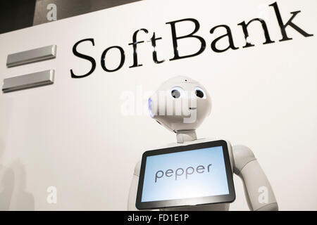 Tokyo, Giappone. Il 27 gennaio, 2016. SoftBank il robot umanoide Pepe sul display al ''Pepe Mondo 2016'' . Dal 22 Febbraio oltre 500 società in cui il robot è già al lavoro sarà in grado di scaricare il pepe applicazioni utili per il loro business. Credito: Aflo Co. Ltd./Alamy Live News Foto Stock