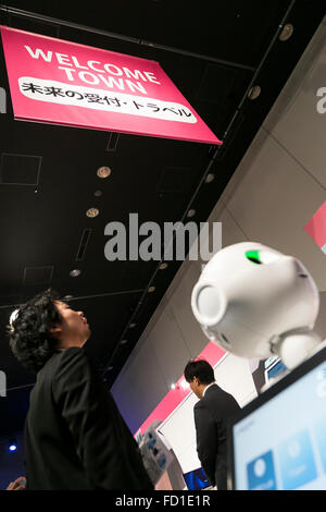 Tokyo, Giappone. Il 27 gennaio, 2016. SoftBank il robot umanoide Pepe sul display al ''Pepe Mondo 2016'' . Dal 22 Febbraio oltre 500 società in cui il robot è già al lavoro sarà in grado di scaricare il pepe applicazioni utili per il loro business. Credito: Aflo Co. Ltd./Alamy Live News Foto Stock