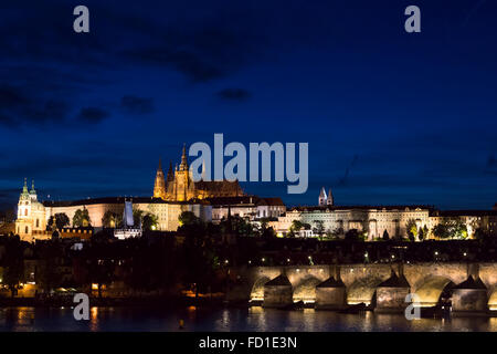 Pargue al crepuscolo, vista del minor Torre del Ponte di Charles Bridge (Karluv Most) e il Castello di Praga, Repubblica Ceca Foto Stock