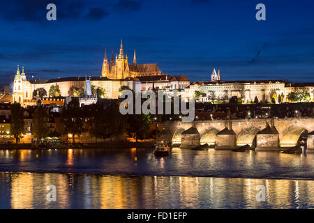 Pargue al crepuscolo, vista del minor Torre del Ponte di Charles Bridge (Karluv Most) e il Castello di Praga, Repubblica Ceca Foto Stock