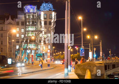 Praga, Repubblica Ceca - 27 agosto 2015: metropoli Praga, architettura moderna, Dancing home, Repubblica Ceca Foto Stock