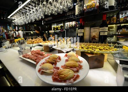 Una grande varietà di Pintxos nel famoso bar Sorginzulo a Bilbao, Spagna. Foto Stock