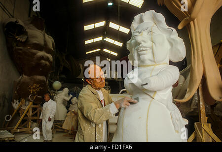 Lavoratori che fanno una falla nella bottega di Manolo Martin,Ciudad del artista fallero (città Fallero artista),Valencia,Spagna Foto Stock