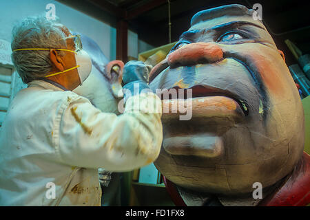 L'uomo facendo una falla nella bottega di Manolo Martin,Ciudad del artista fallero (città Fallero artista),Valencia,Spagna Foto Stock