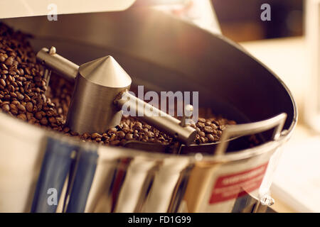 I chicchi di caffè essendo arrostito in un moderno roastery Foto Stock