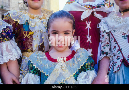 Ragazze in abito tradizionale,Plaza de la VirgenFallas festival,Valencia,Spagna Foto Stock