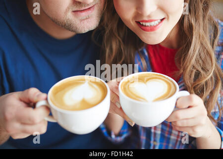 Date Amorosa azienda tazze di caffè Foto Stock