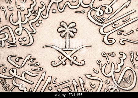 4 Ghirsh / Qirsh moneta di Arabia Saudita che mostra la scrittura araba e simboli, Palm tree e spade incrociate (cupro-nickel - 1956) Foto Stock